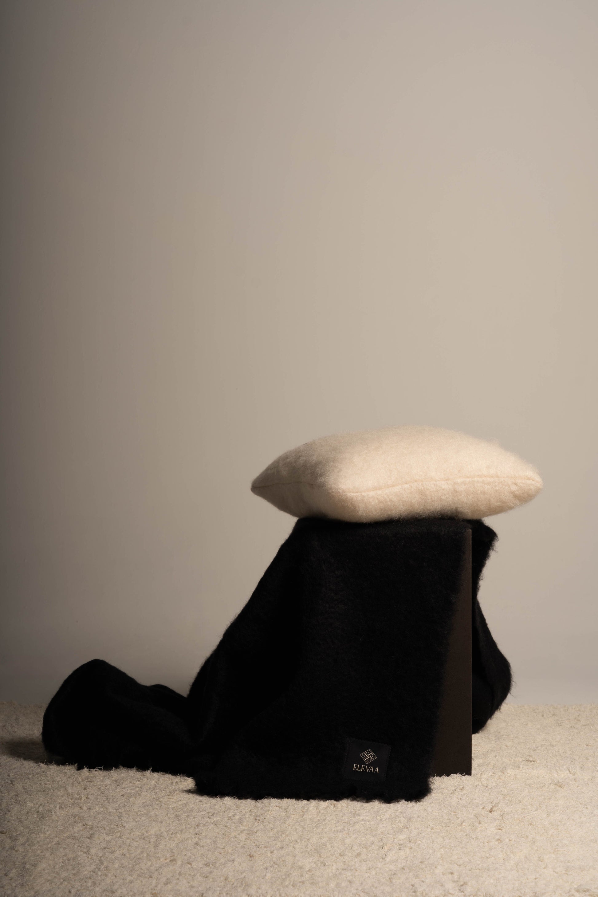 Set Cojín y Manta Cushions ELEVAA Negro 