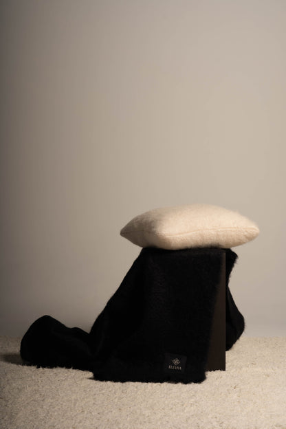 Set Cojín y Manta Cushions ELEVAA Negro 