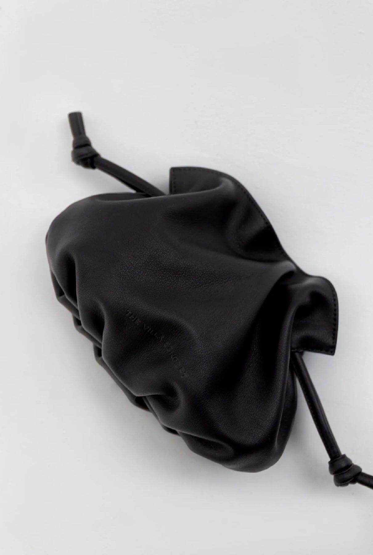 ⁠SHELL BAG: RE-EDITED BLACK Shoulder bags The Villã Concept 