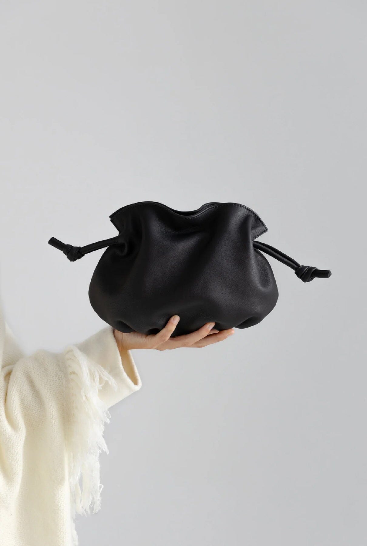 ⁠SHELL BAG: RE-EDITED BLACK Shoulder bags The Villã Concept 