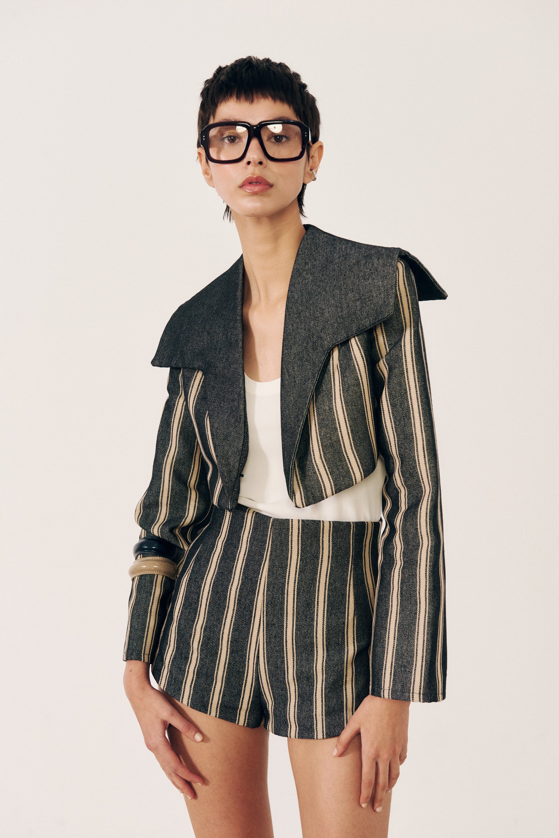 Short estructurado rayas negras Short E.R.A.X. 