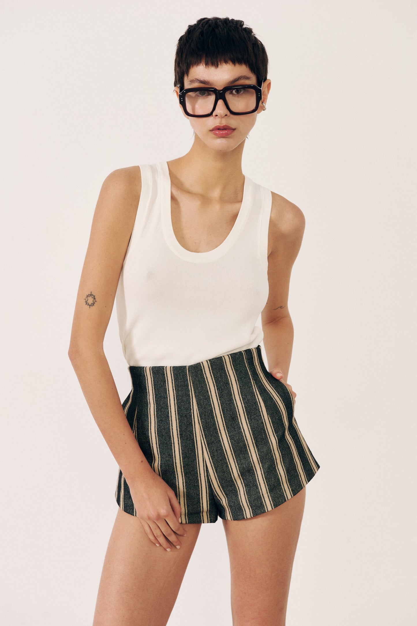 Short estructurado rayas negras Short E.R.A.X. 