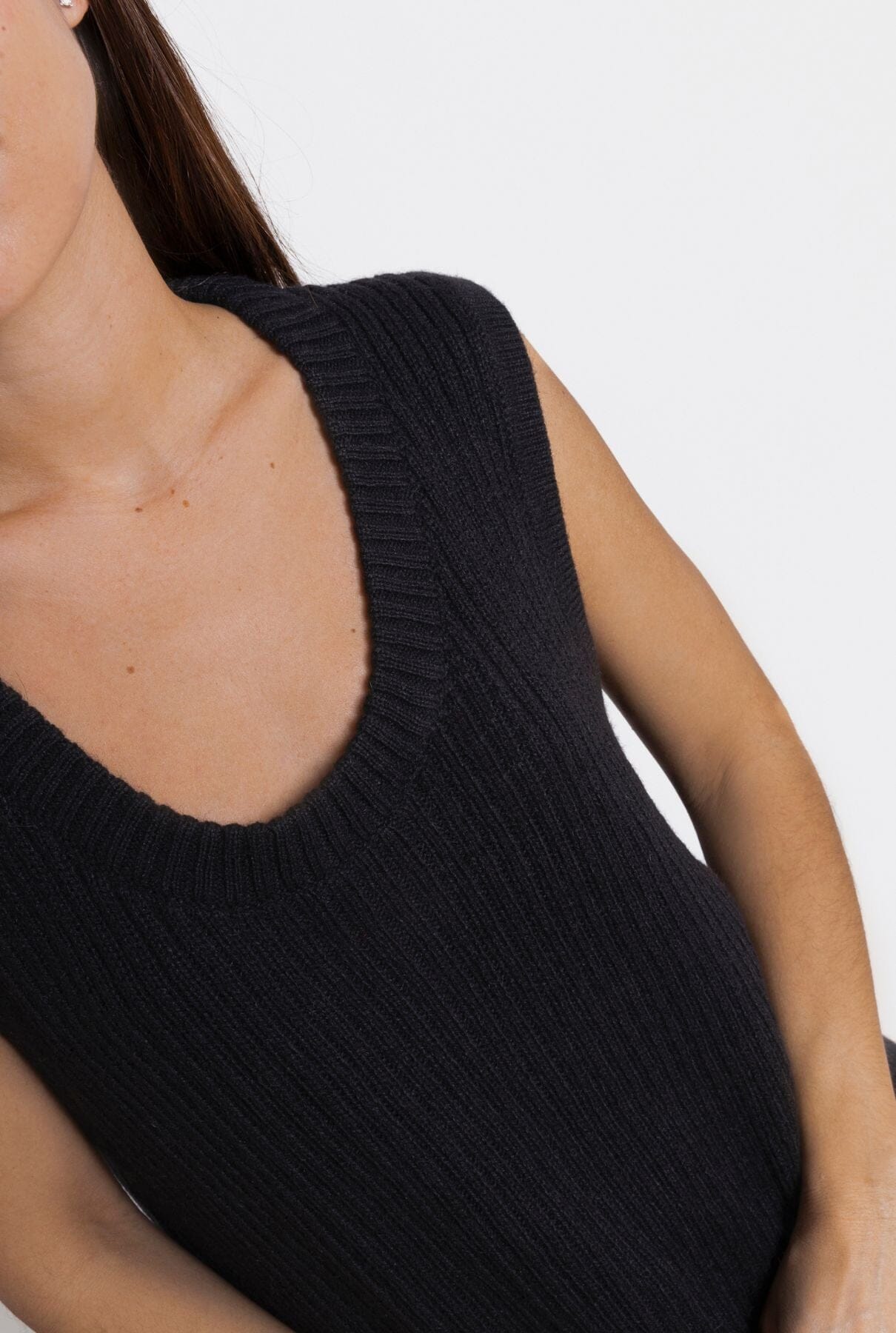SLEEVELESS SWEATER: BLACK Sweaters The Villã Concept 