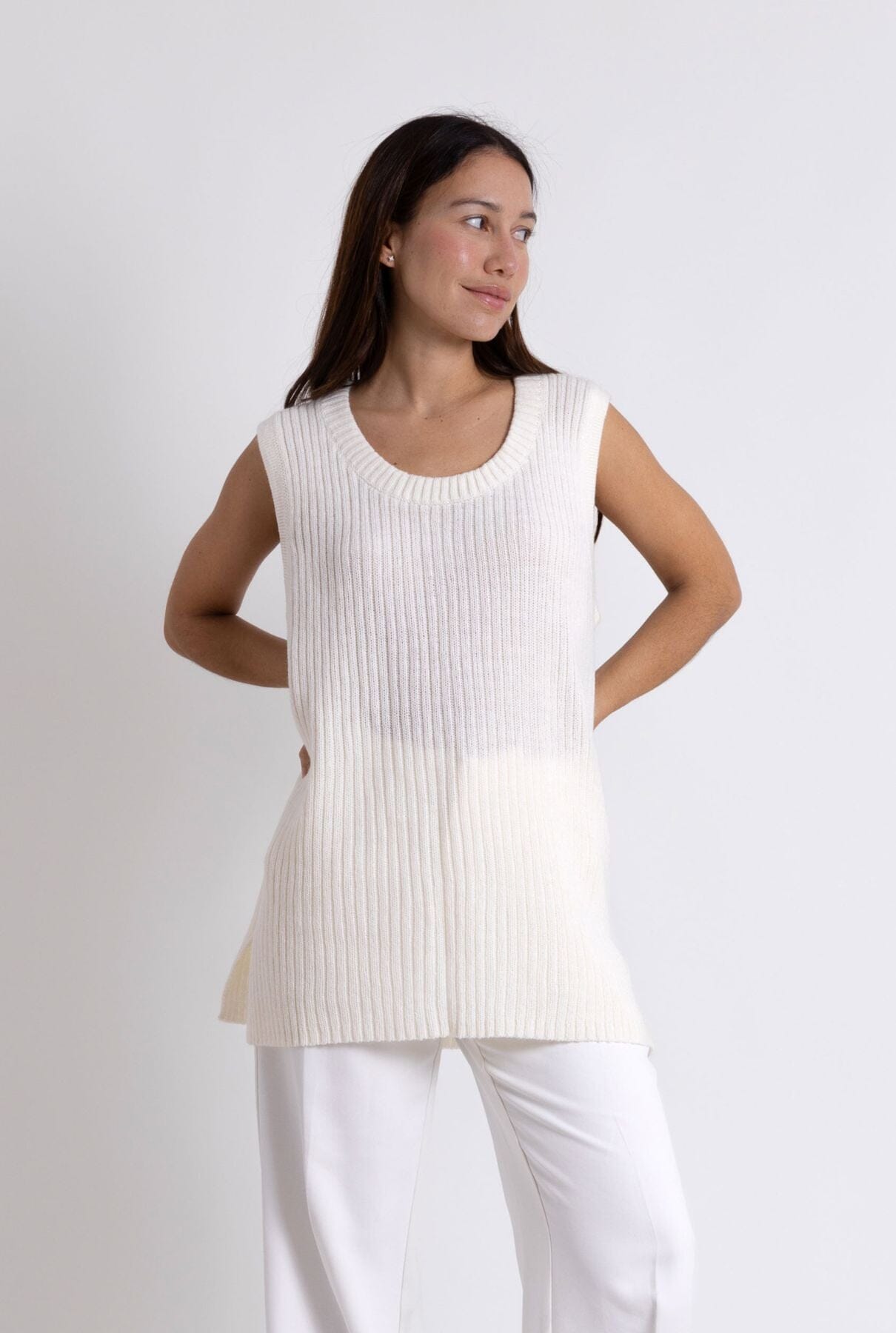 SLEEVELESS SWEATER: WHITE Sweaters The Villã Concept 