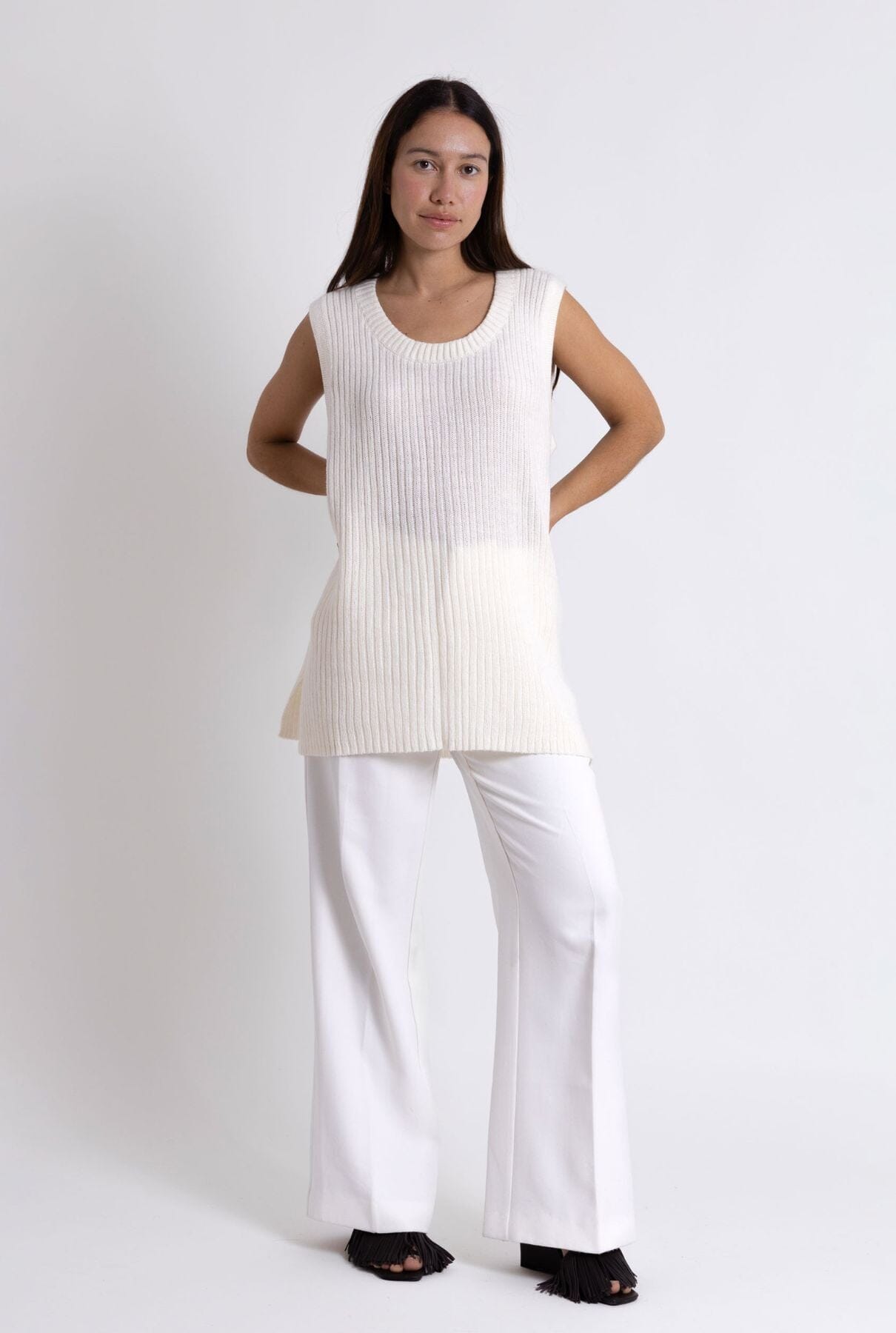 SLEEVELESS SWEATER: WHITE Sweaters The Villã Concept 