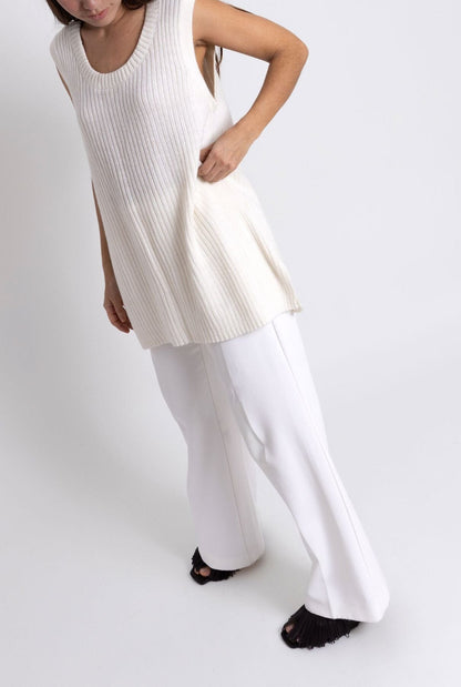 SLEEVELESS SWEATER: WHITE Sweaters The Villã Concept 