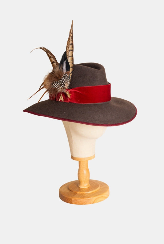 Sombrero Ala 9 topo terciopleo burdeos- Plumas XXL Hats Alexia Alvarez de Toledo 