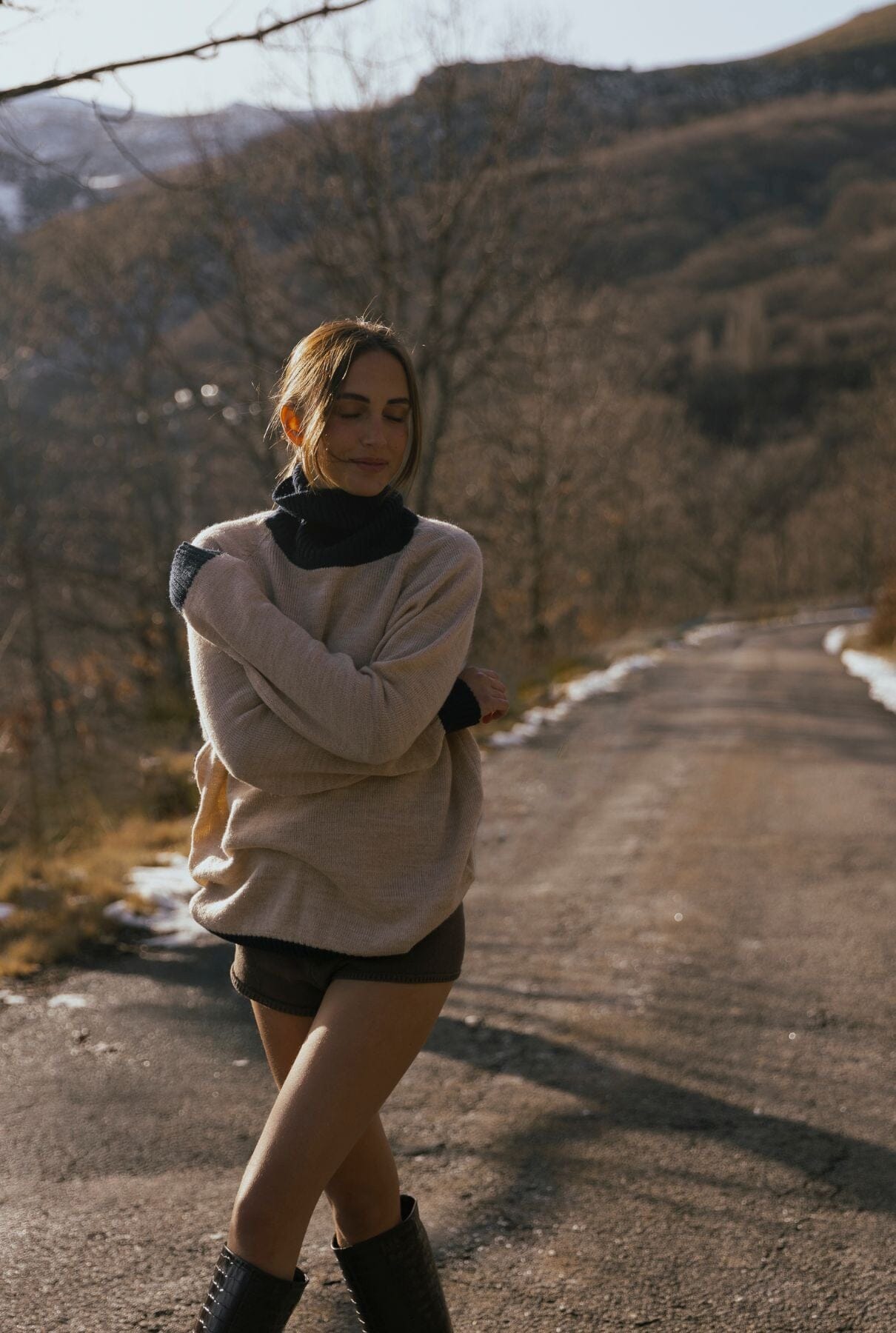 TURTLE NECK SWEATER: CAMEL & NAVY Sweaters The Villã Concept 