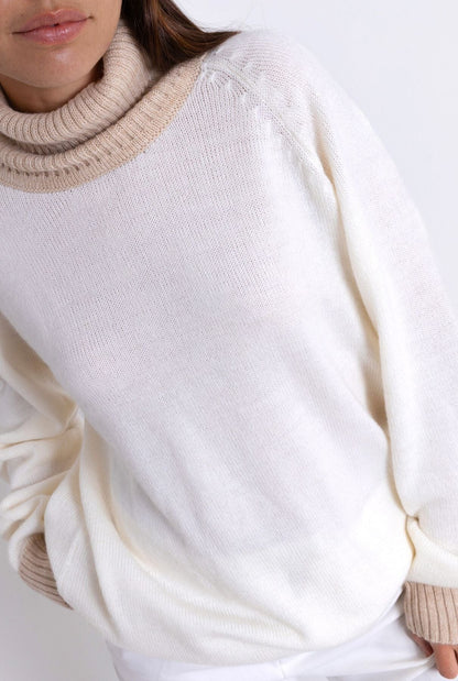 TURTLE NECK SWEATER: OFF WHITE & CAMEL Sweaters The Villã Concept 
