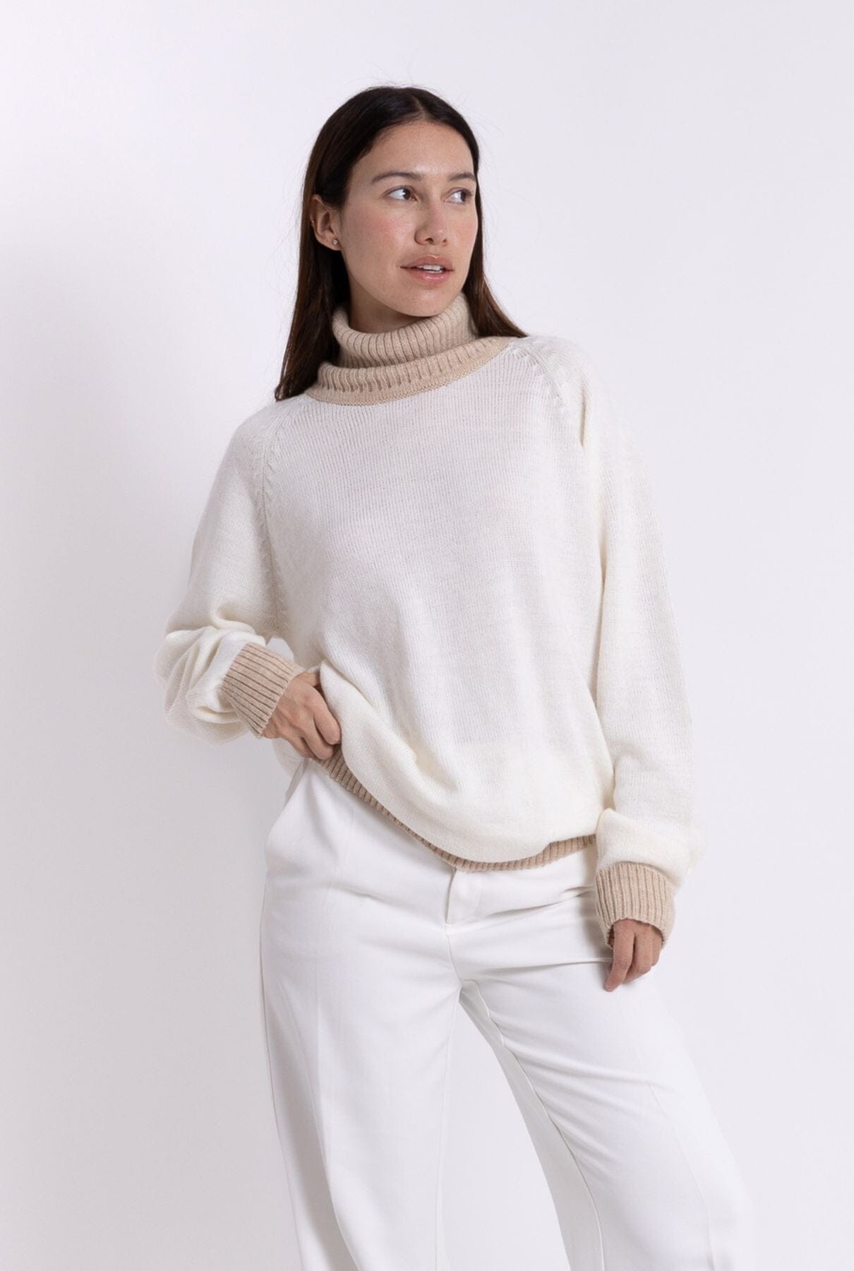 TURTLE NECK SWEATER: OFF WHITE & CAMEL Sweaters The Villã Concept 