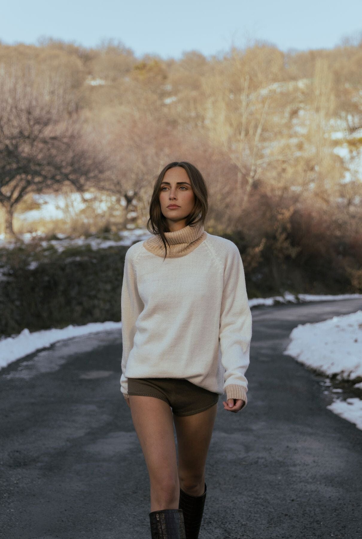 TURTLE NECK SWEATER: OFF WHITE & CAMEL Sweaters The Villã Concept 