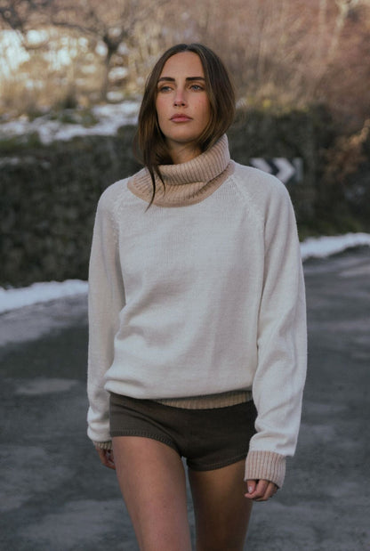 TURTLE NECK SWEATER: OFF WHITE & CAMEL Sweaters The Villã Concept 
