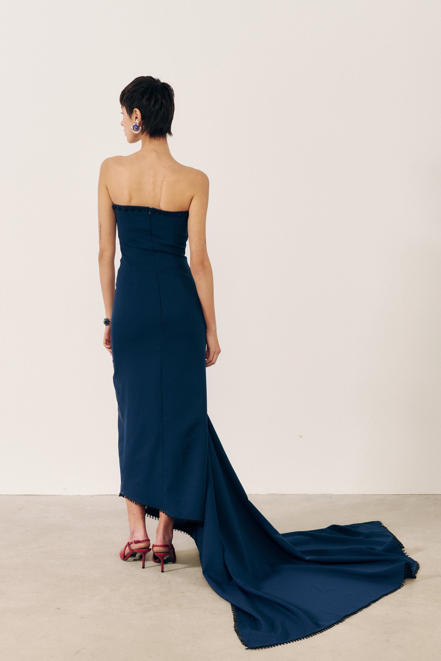 Vestido con cola drapeado PRE-ORDER Dresses E.R.A.X. 