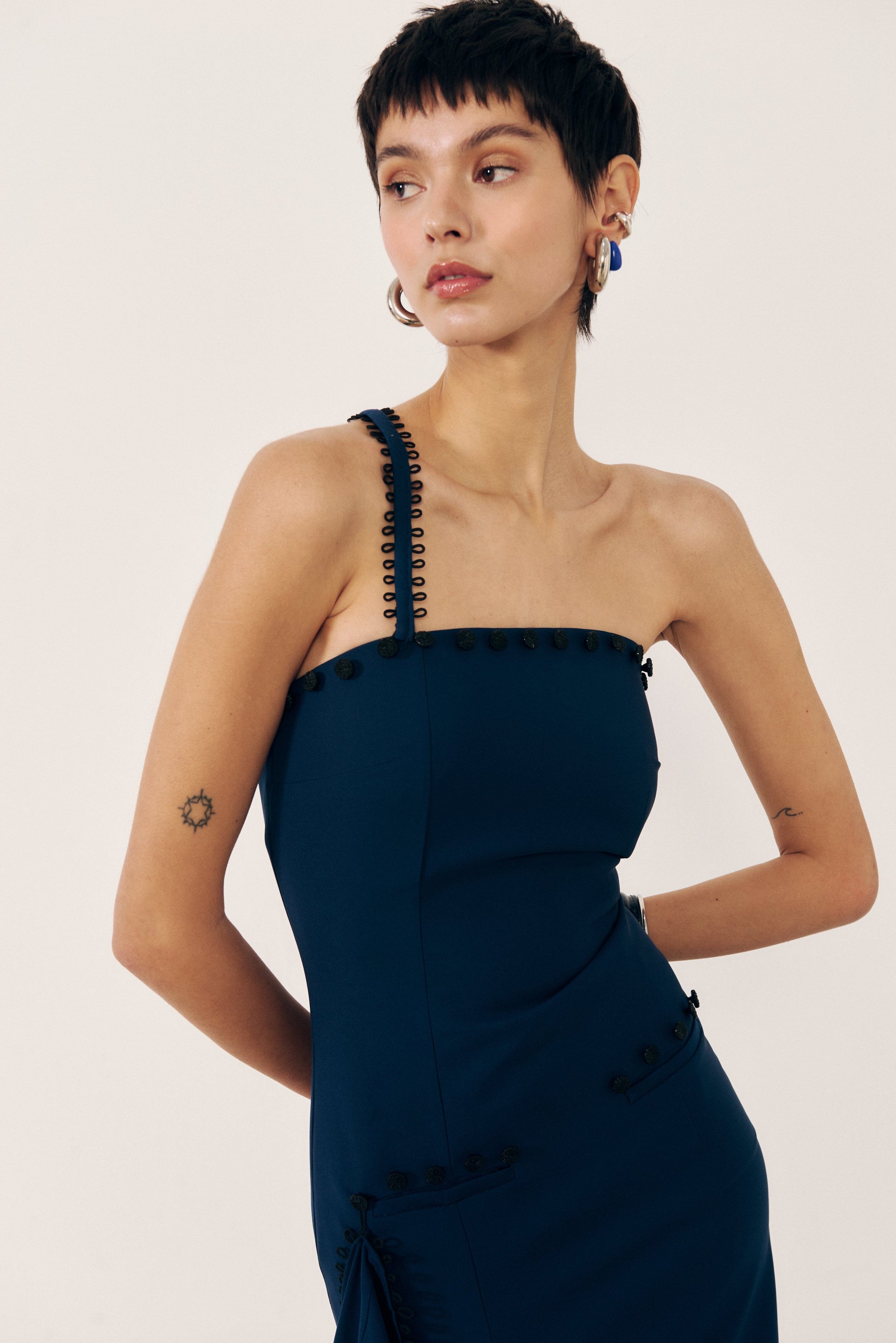 Vestido con cola drapeado PRE-ORDER Dresses E.R.A.X. 