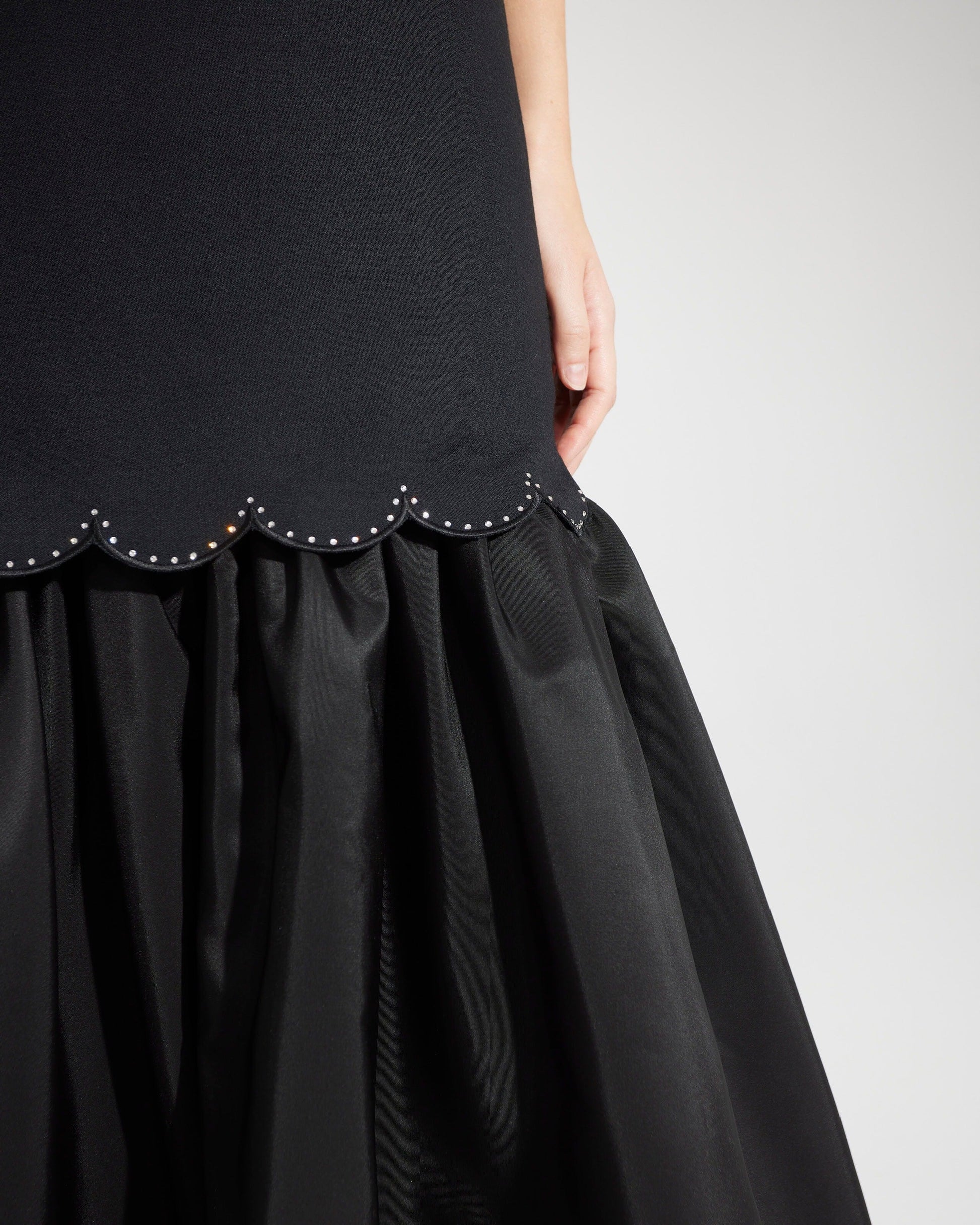 Vestido de crep negro con volante Dresses Tot-Hom 