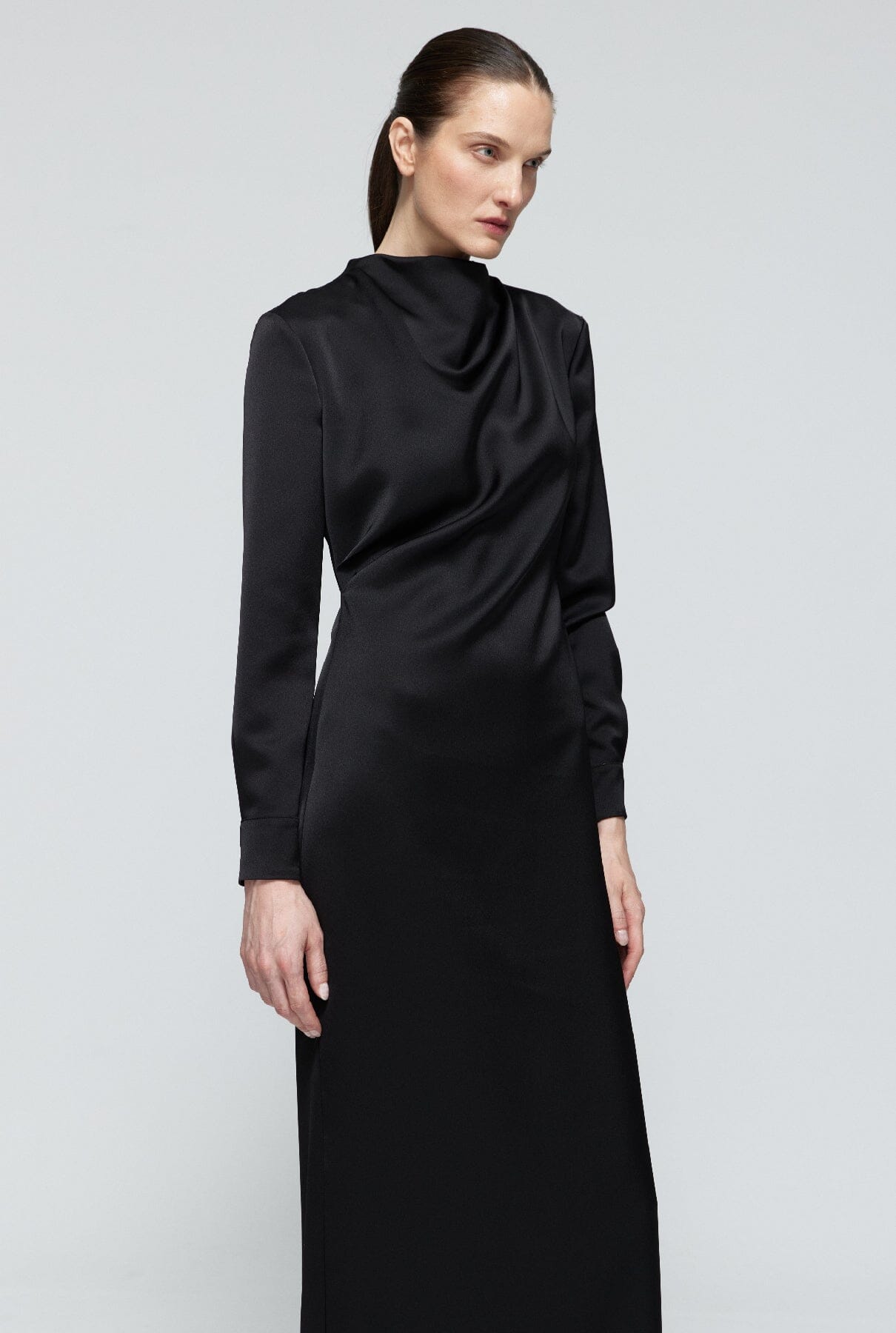 Vestido drapeado cuello perkins satén negro Dresses Bleis Madrid 