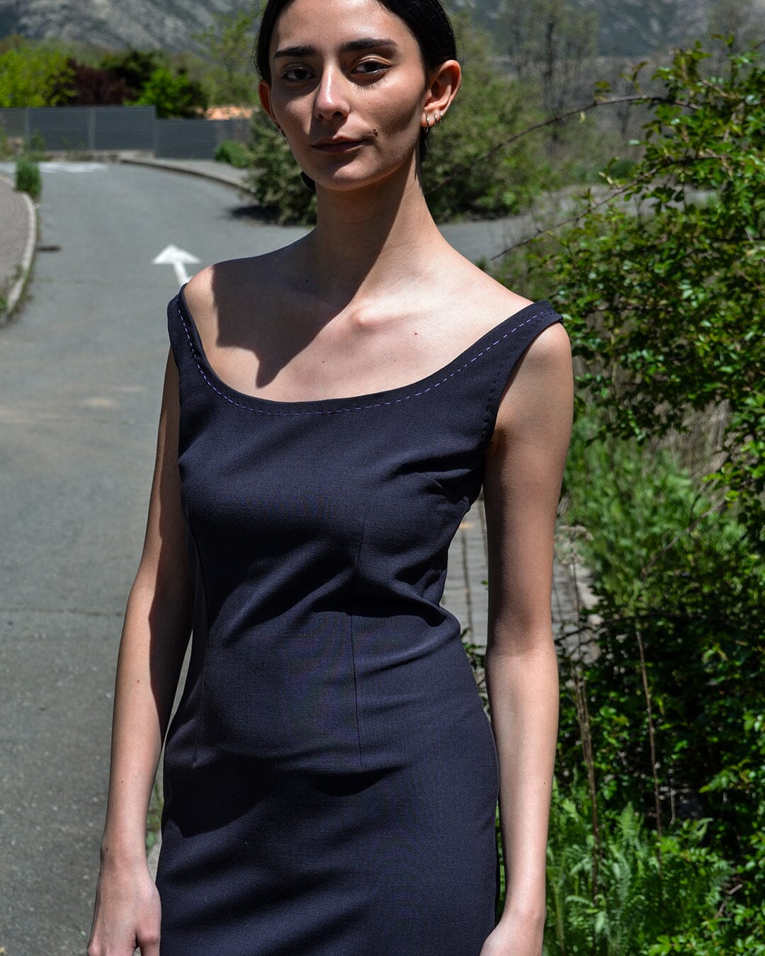 VESTIDO ESCOTE ABIERTO REDONDO GRIS OSCURO Dresses Luciana Estudio 