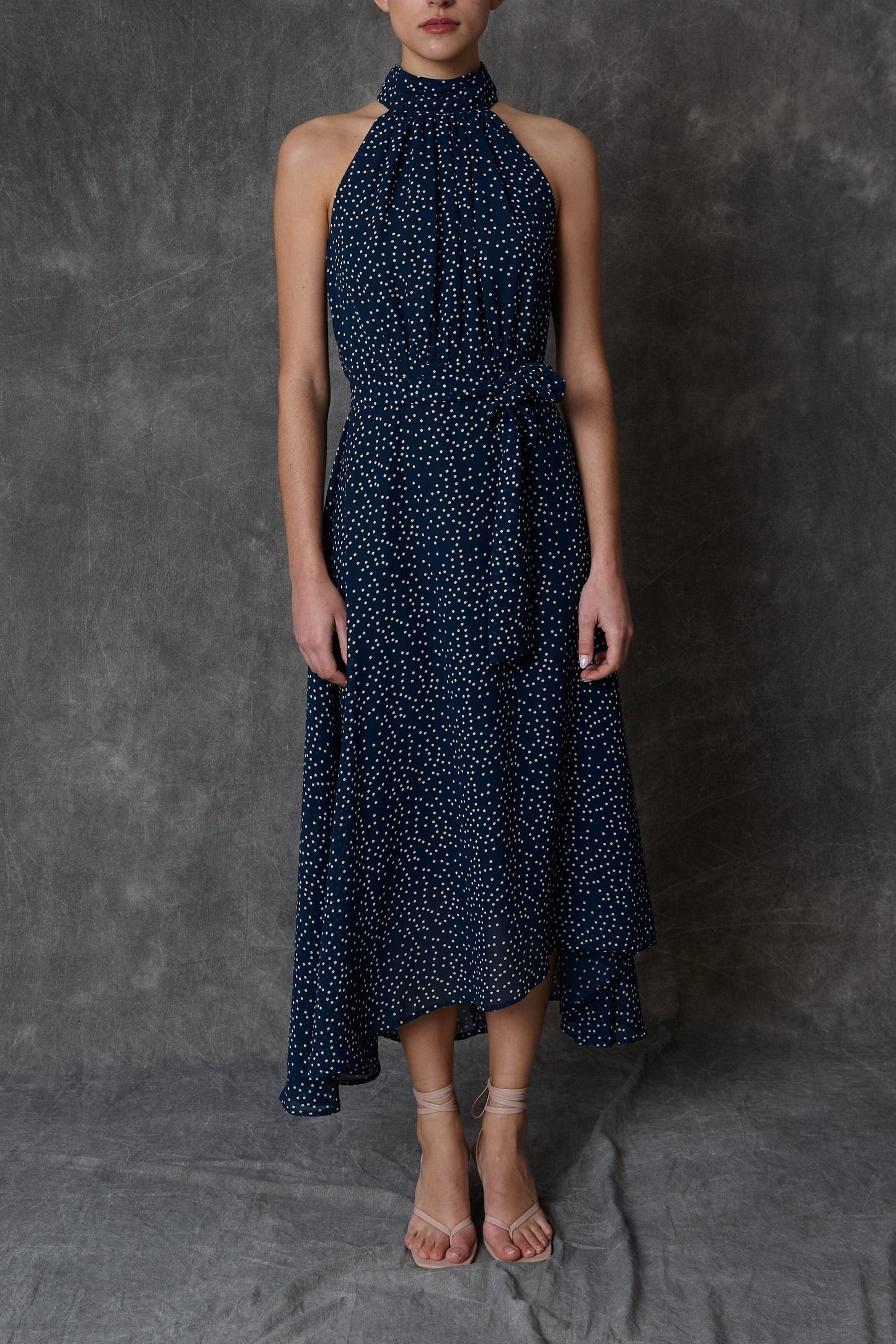 Vestido halter midi azul con estampado de lunares y lazada Dresses Roberto Torretta 