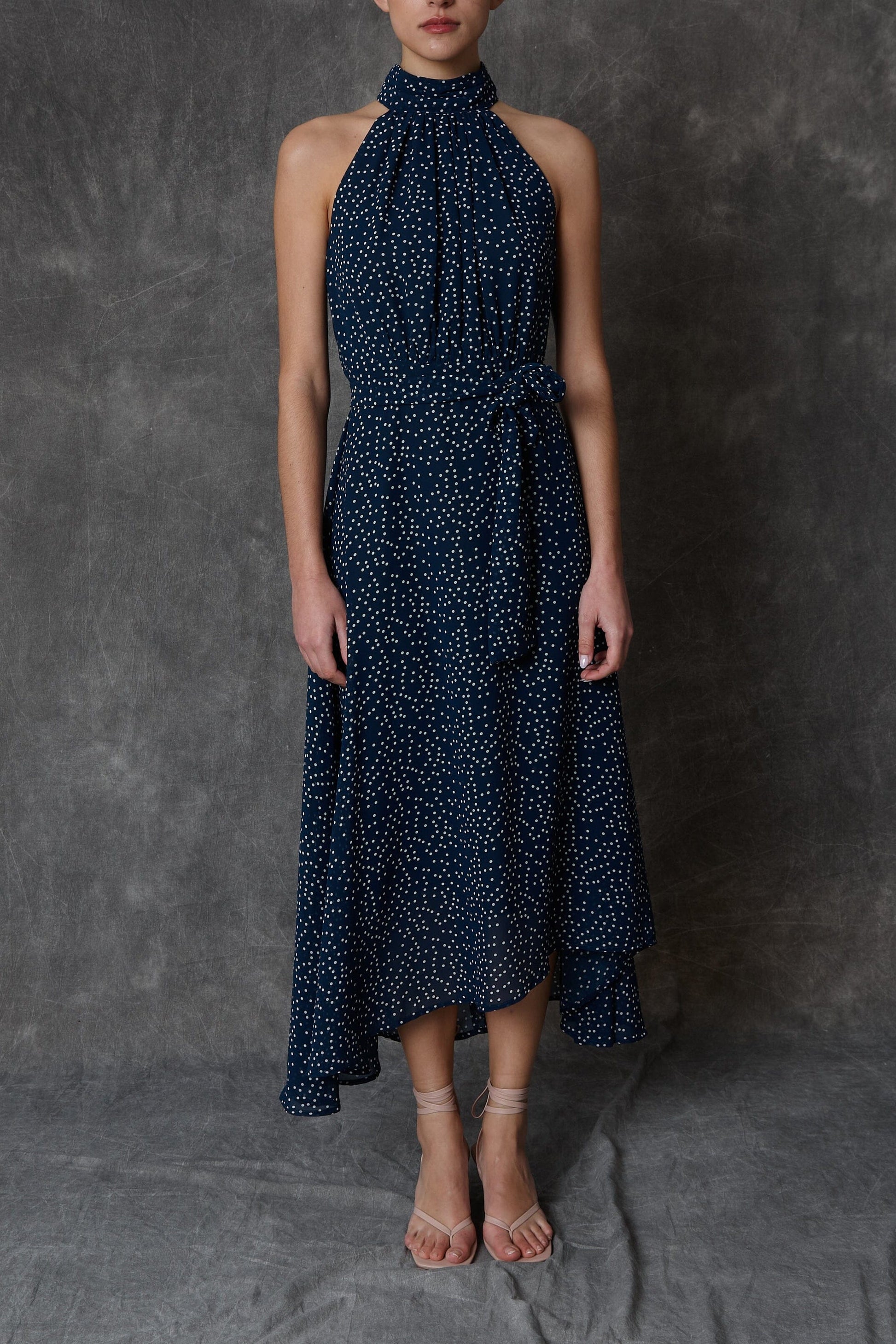 Vestido halter midi azul con estampado de lunares y lazada Dresses Roberto Torretta 