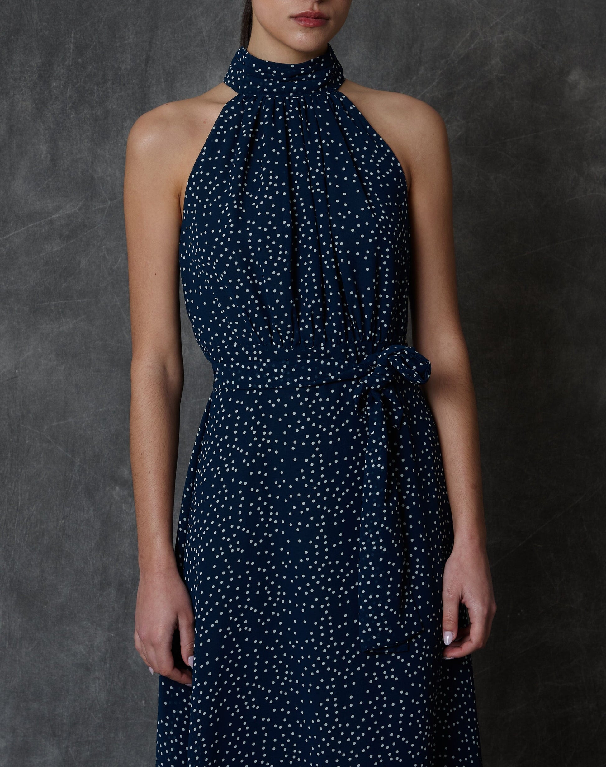 Vestido halter midi azul con estampado de lunares y lazada Dresses Roberto Torretta 