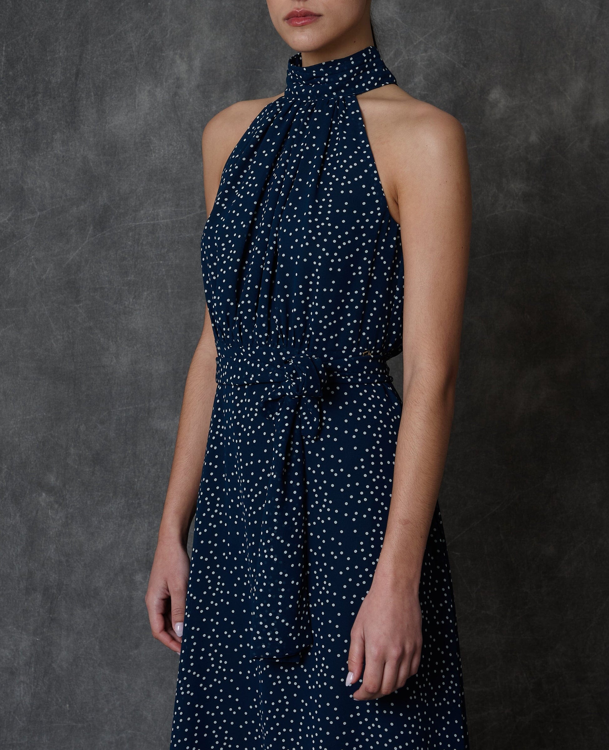 Vestido halter midi azul con estampado de lunares y lazada Dresses Roberto Torretta 