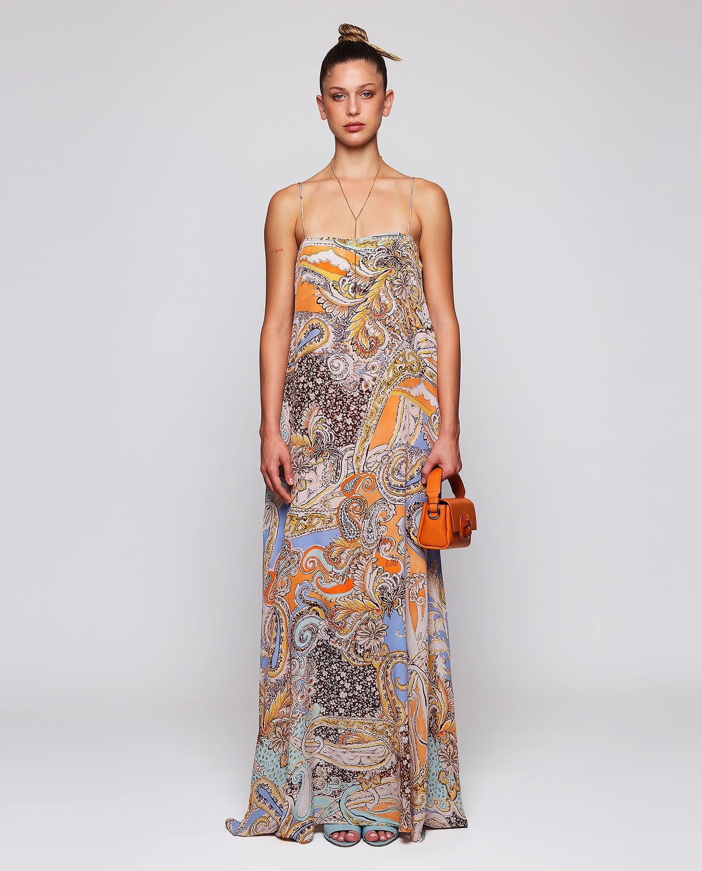 Vestido largo fluido estampado paisley. Dresses Mirto 