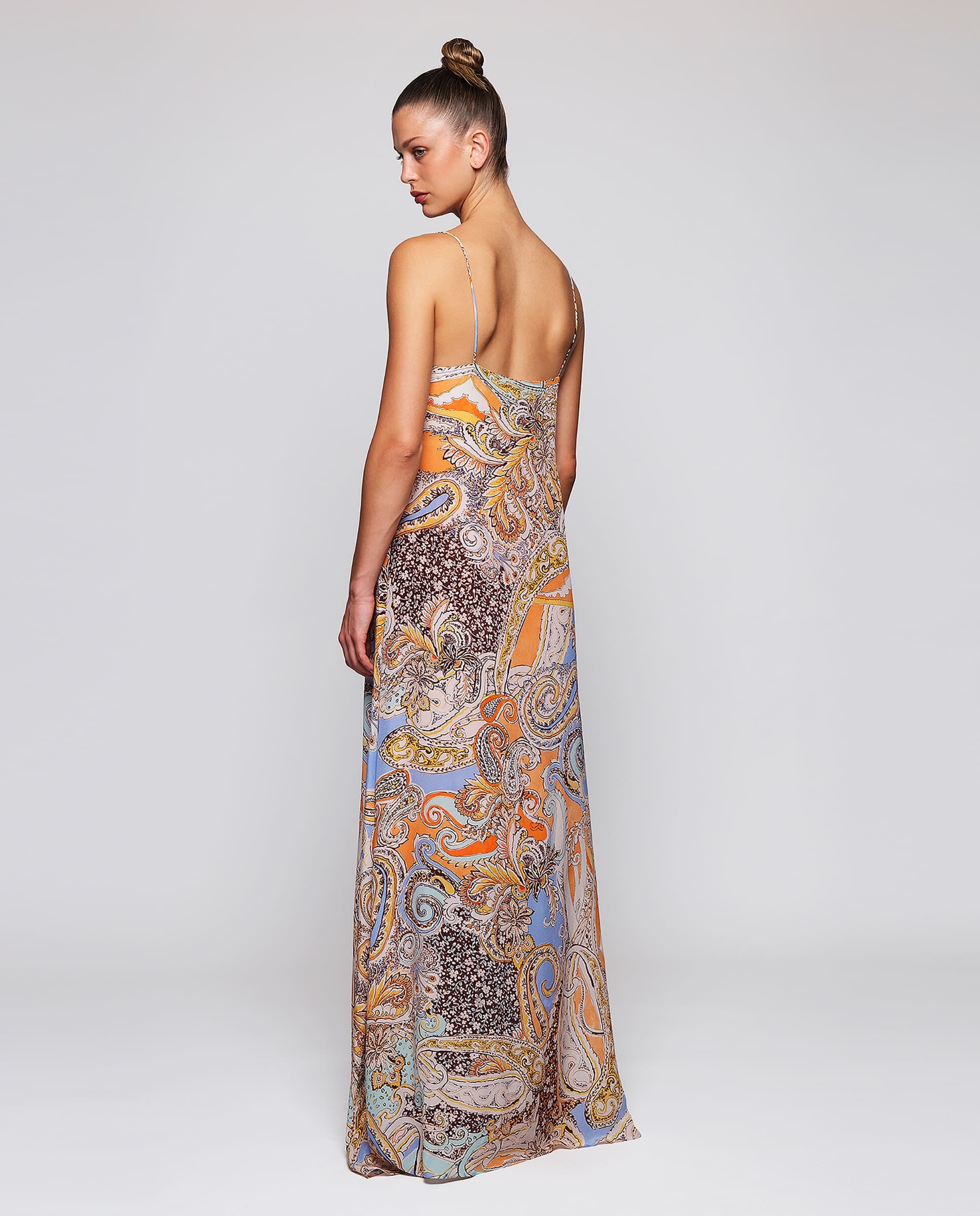 Vestido largo fluido estampado paisley. Dresses Mirto 
