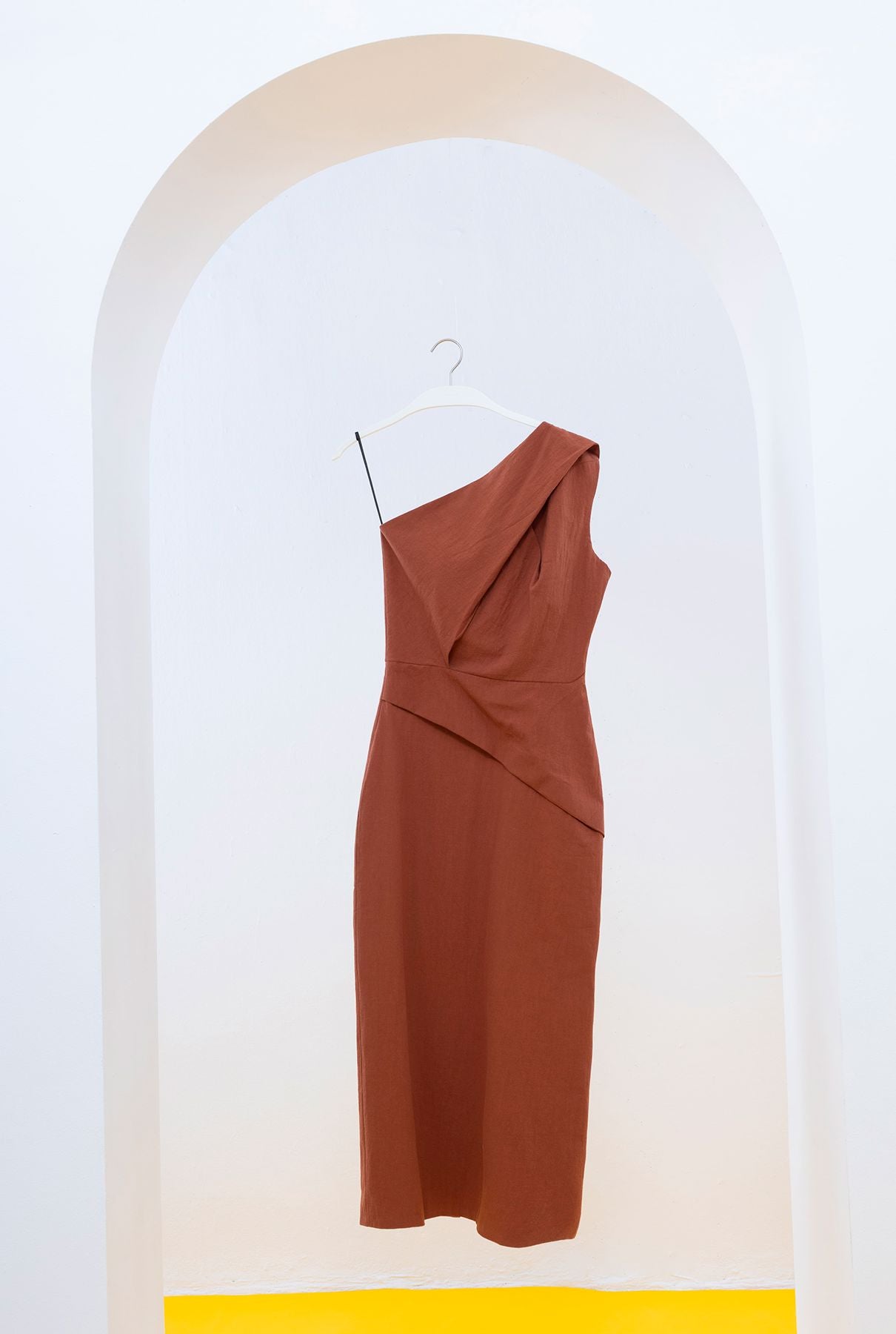 VESTIDO MARELLA CON UN HOMBRO MARRÓN Dresses SOY FASCINANTE 