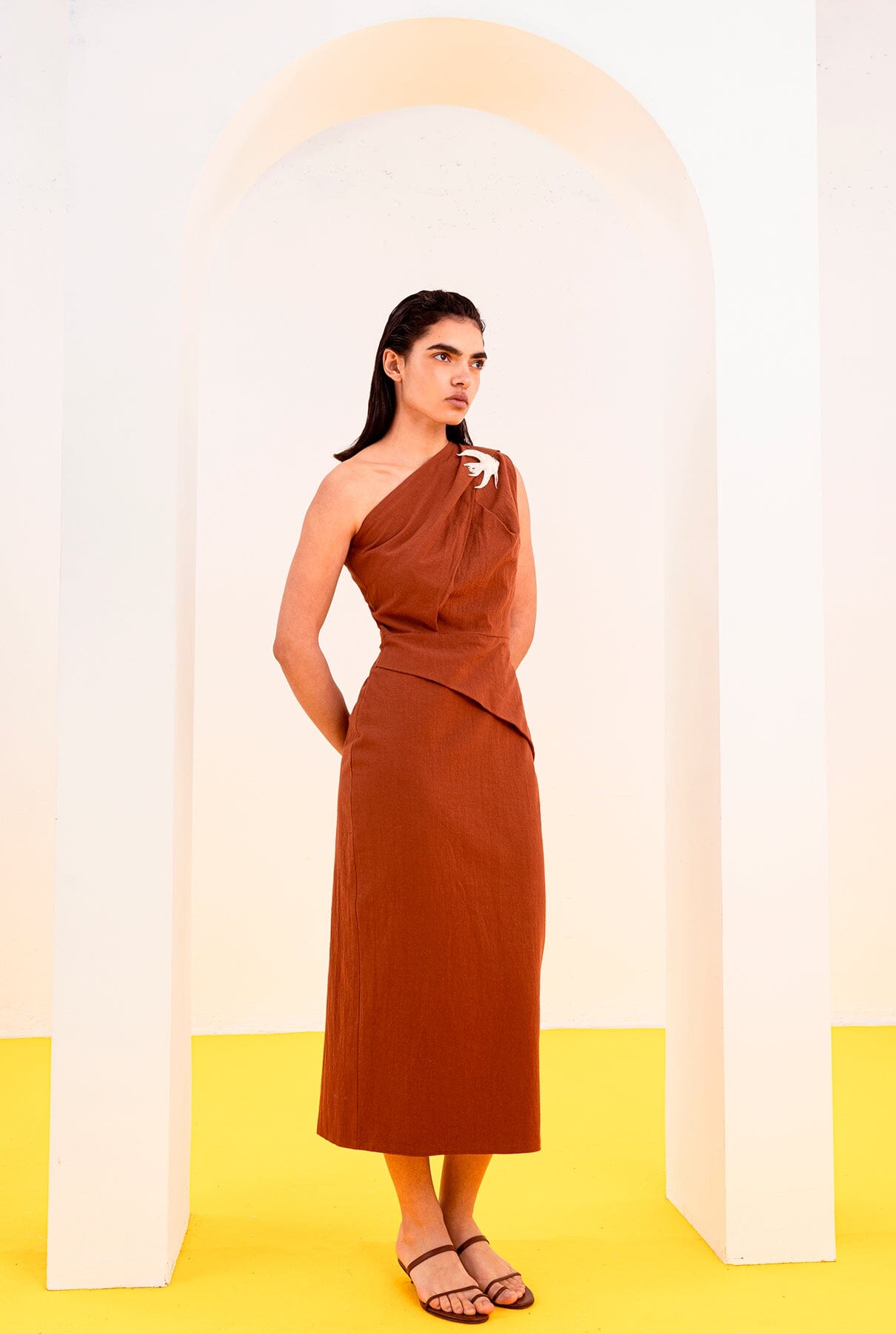 VESTIDO MARELLA CON UN HOMBRO MARRÓN Dresses SOY FASCINANTE 