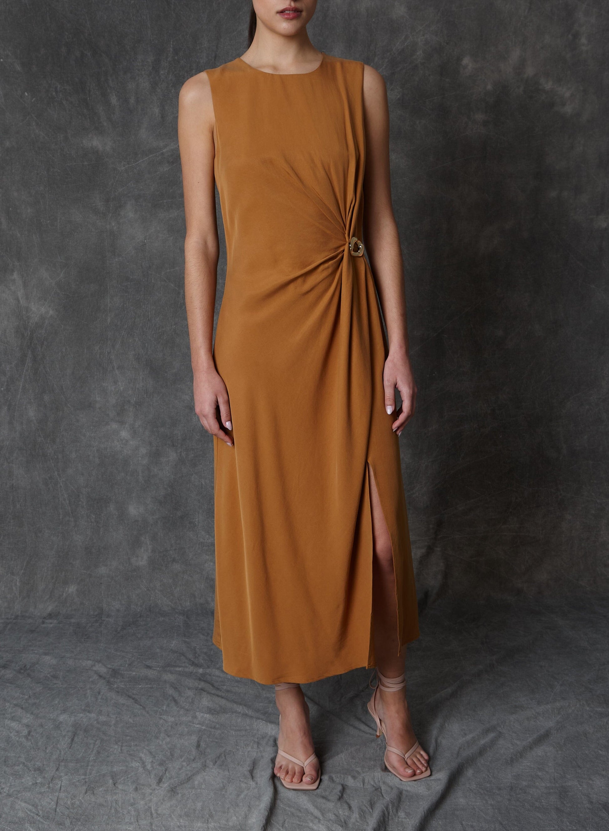 Vestido midi drapeado color teja con detalle metálico Dresses Roberto Torretta 