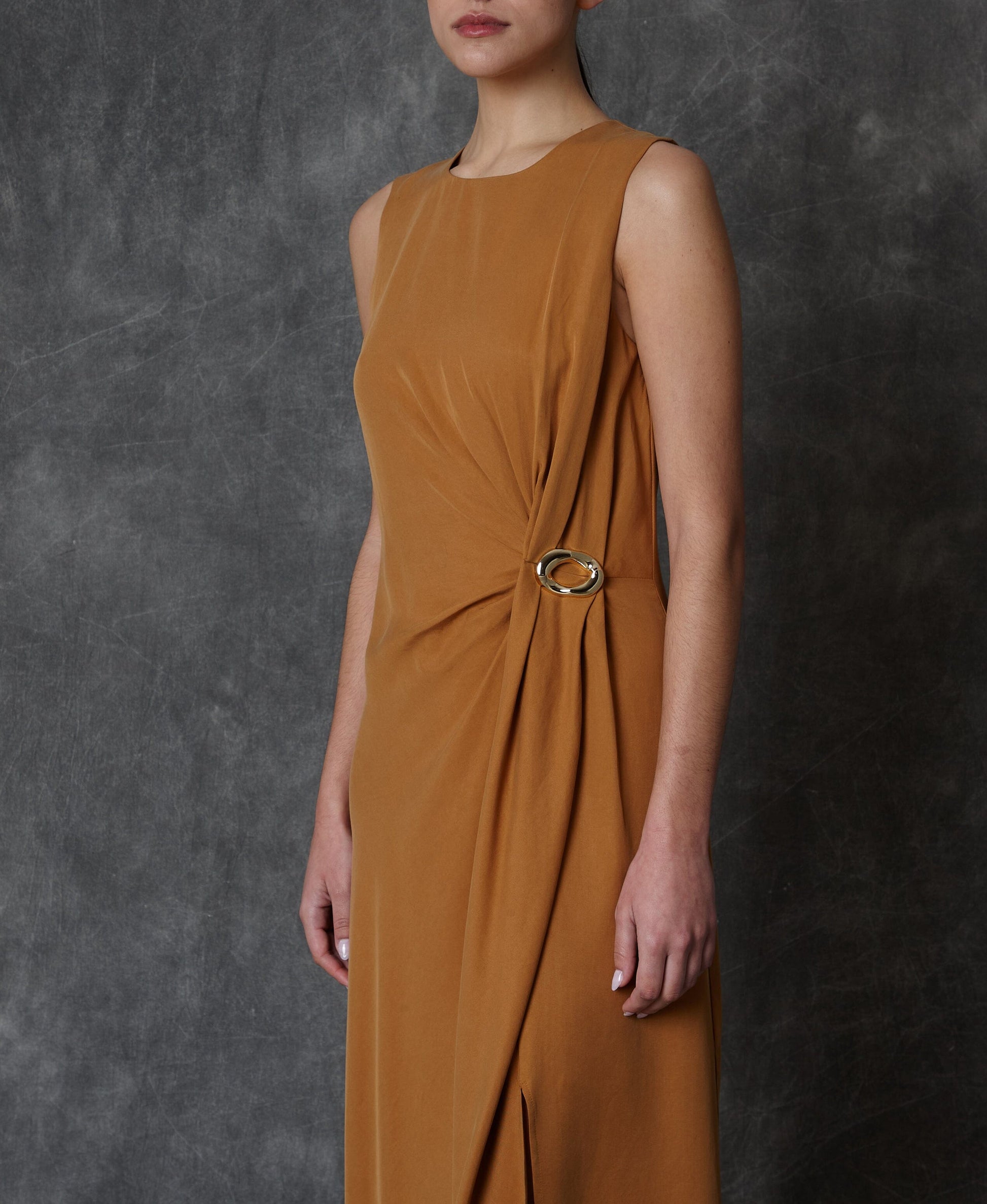 Vestido midi drapeado color teja con detalle metálico Dresses Roberto Torretta 