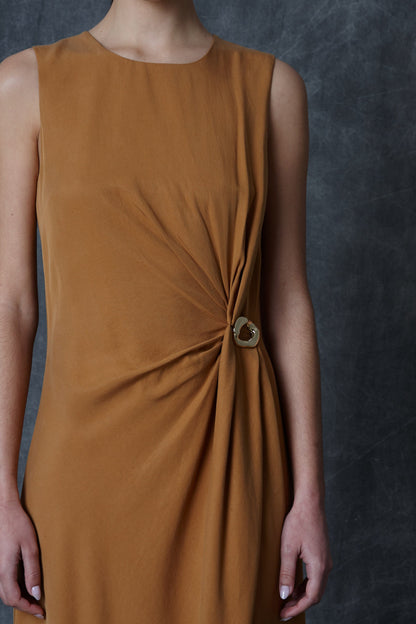 Vestido midi drapeado color teja con detalle metálico Dresses Roberto Torretta 