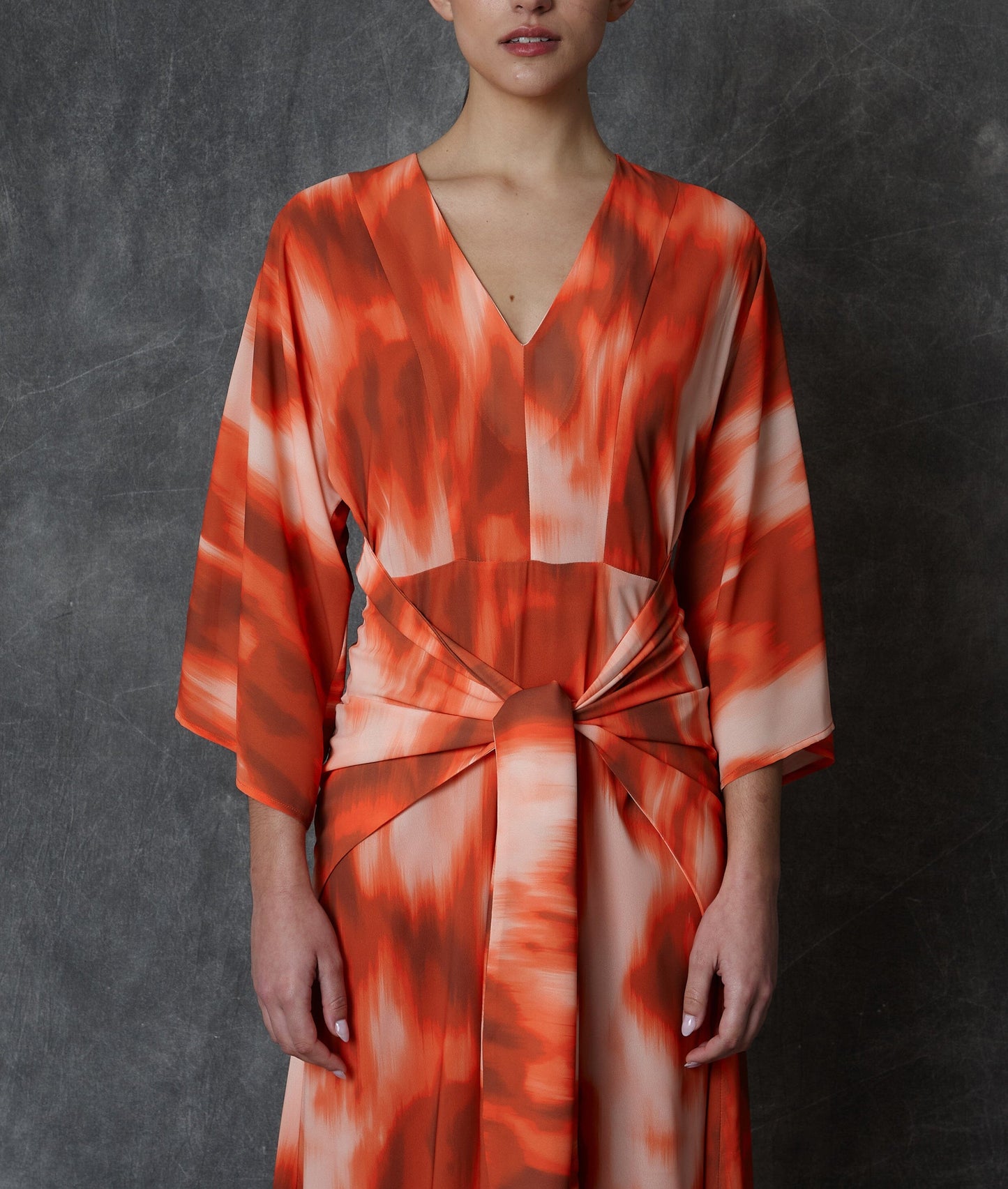 Vestido midi estampado en tonos coral con lazada frontal Dresses Roberto Torretta 