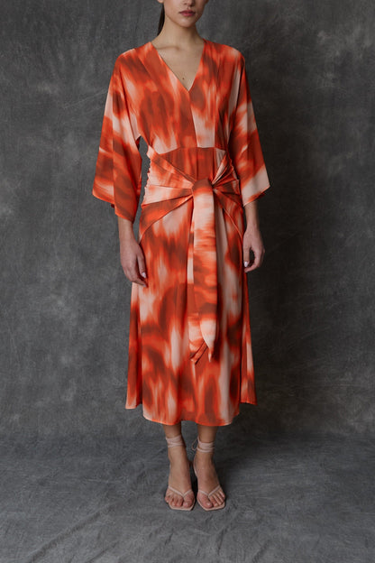 Vestido midi estampado en tonos coral con lazada frontal Dresses Roberto Torretta 