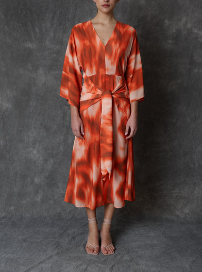 Vestido midi estampado en tonos coral con lazada frontal Dresses Roberto Torretta 