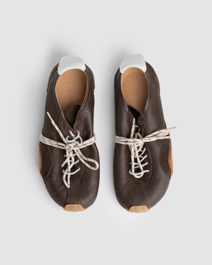 Zapatilla descalza Zen de piel napa, color madera oscura