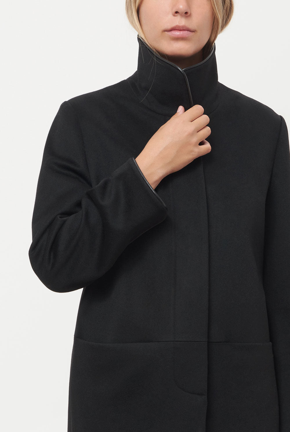 Abrigo cuello alto negro Coats Miguel Marinero 