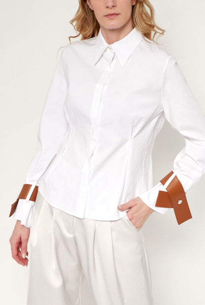 Camisa entallada blanca con puños de cuero camel Shirts & blouses Miguel Marinero 