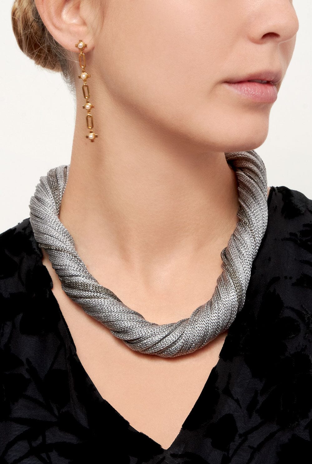 Collar pequeño seda natural con brillo de lurex color gris plata claro Necklaces Victoria de Talhora 