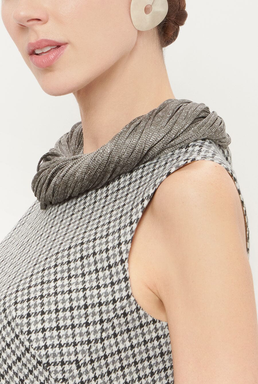 Collar seda natural con brillo de lurex color gris plata Necklaces Victoria de Talhora 