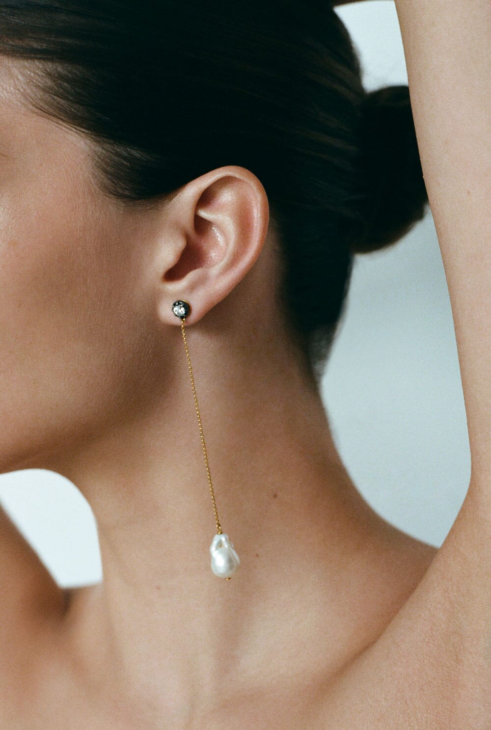 Pearls and chain long earrings Earrings Leandra Studio 
